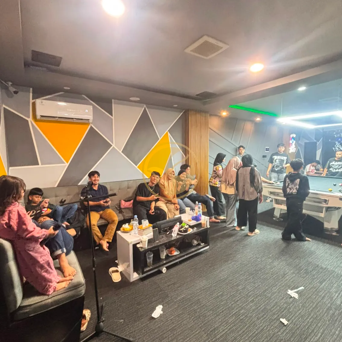Suasana REPEAT Coffee & Billiard